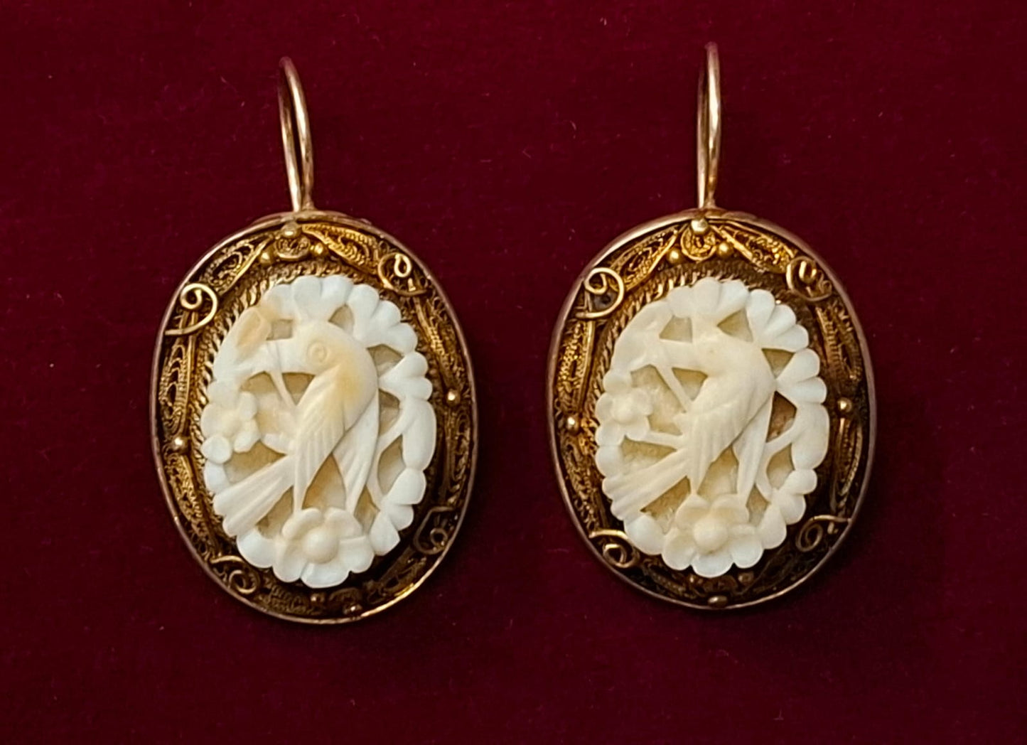 Vintage Ohrringe mit geschnitzten Vögeln und Blumen