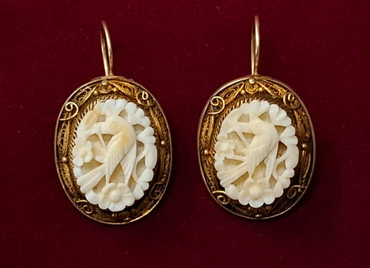 Vintage Ohrringe mit geschnitzten Vögeln und Blumen