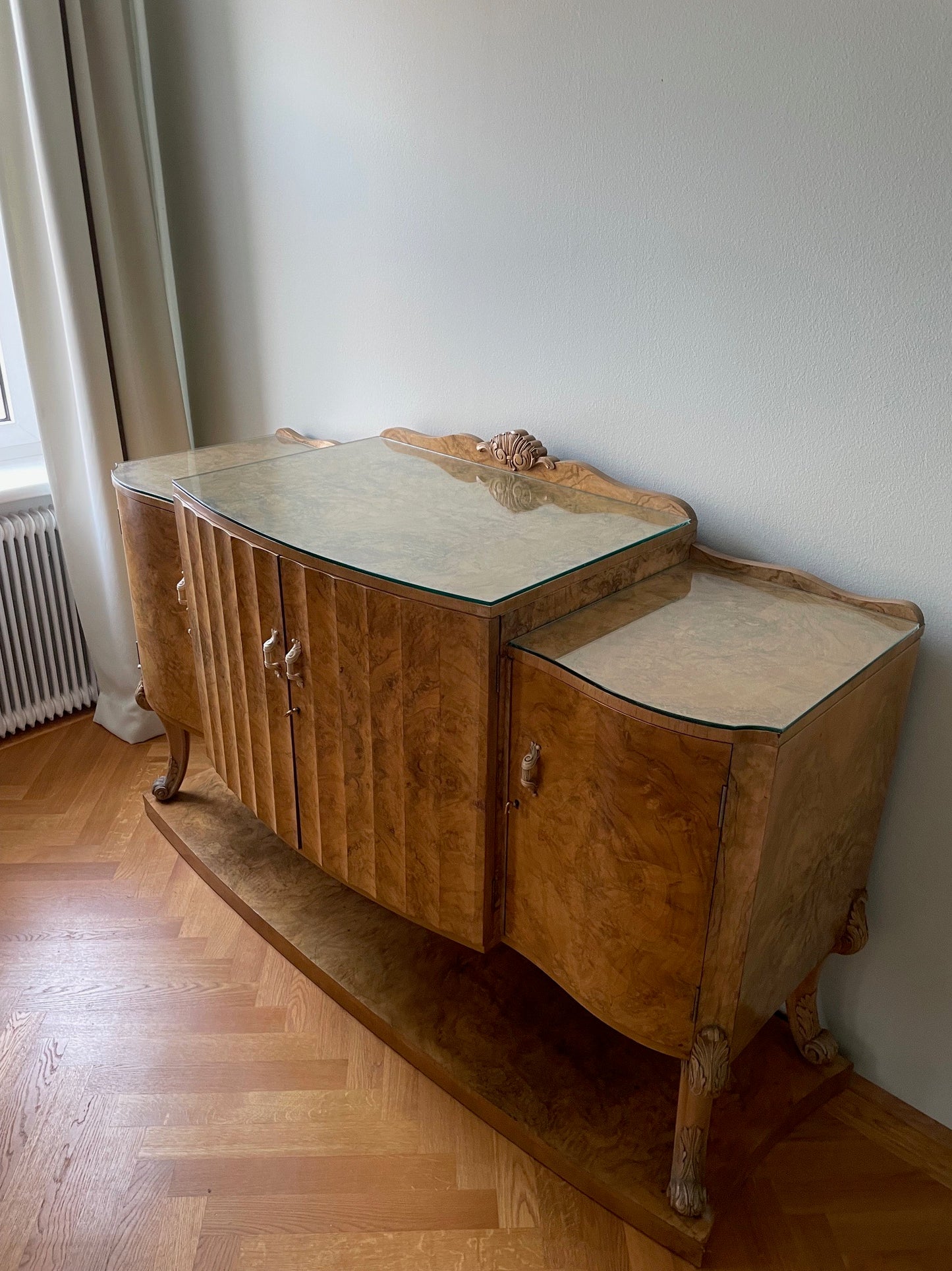 Sideboard von Harry und Lou Epstein von cirka 1925.
aus Walnuss - Wurzelholz mit Bakelit-Griffen