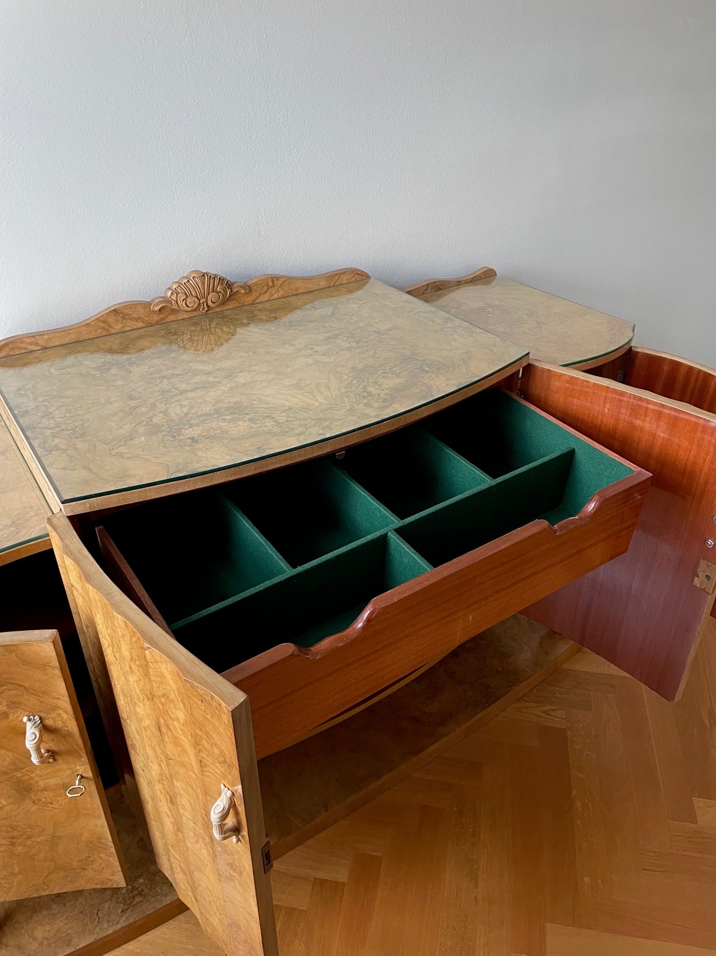 Sideboard von Harry und Lou Epstein von cirka 1925.
aus Walnuss - Wurzelholz mit Bakelit-Griffen