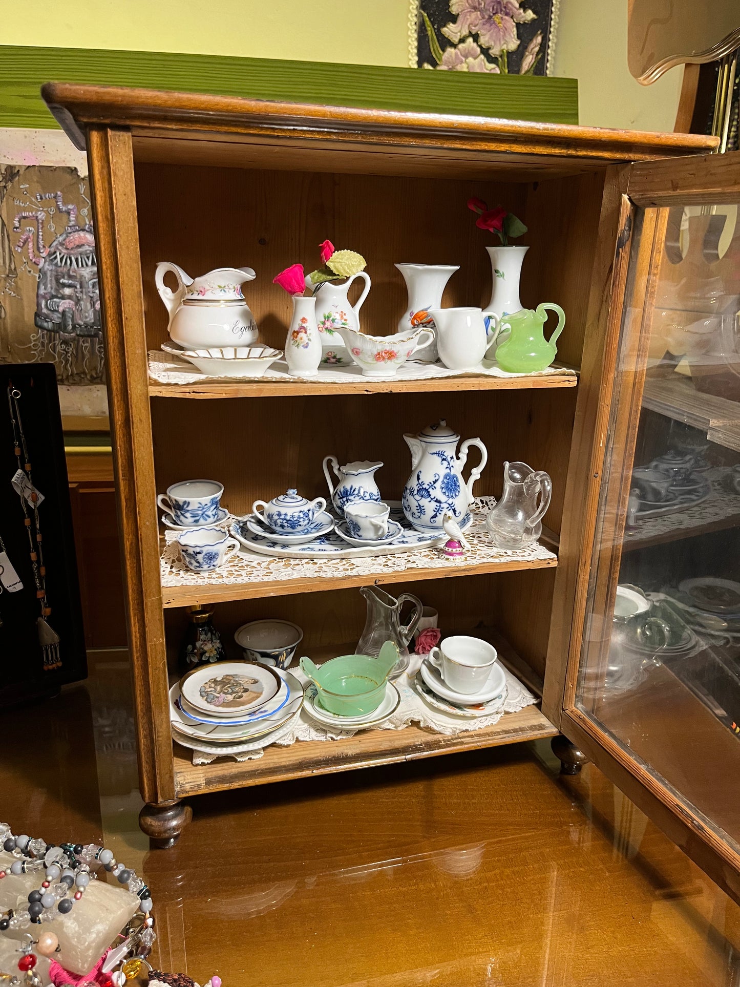Vintage Puppenschrank mit Geschirr