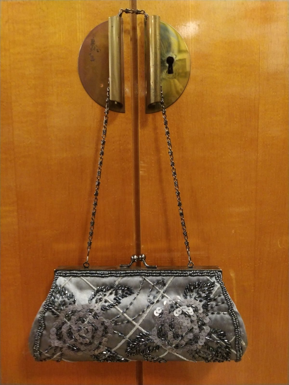 Abend-Clutch mit Paillettenblumen