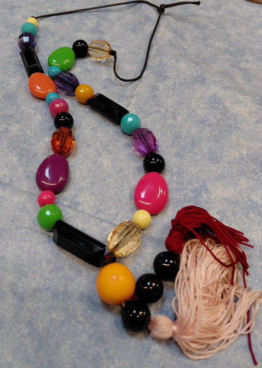 Bunte Perlenkette mit Quasten
