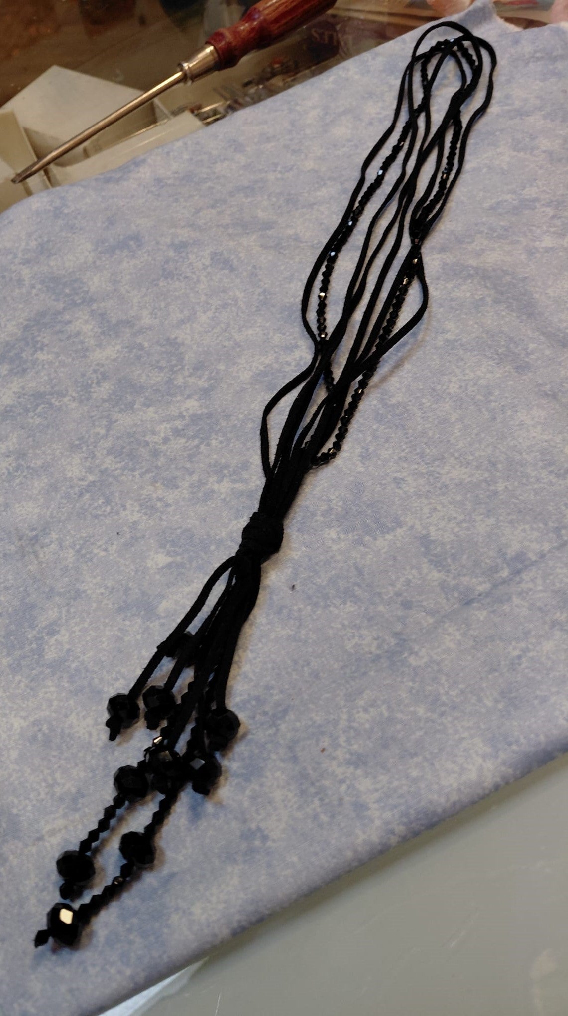 Lange Halskette mit Stoffquaste und glitzernden Perlen in Schwarz