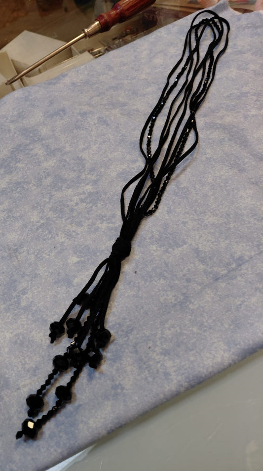 Lange Halskette mit Stoffquaste und glitzernden Perlen in Schwarz