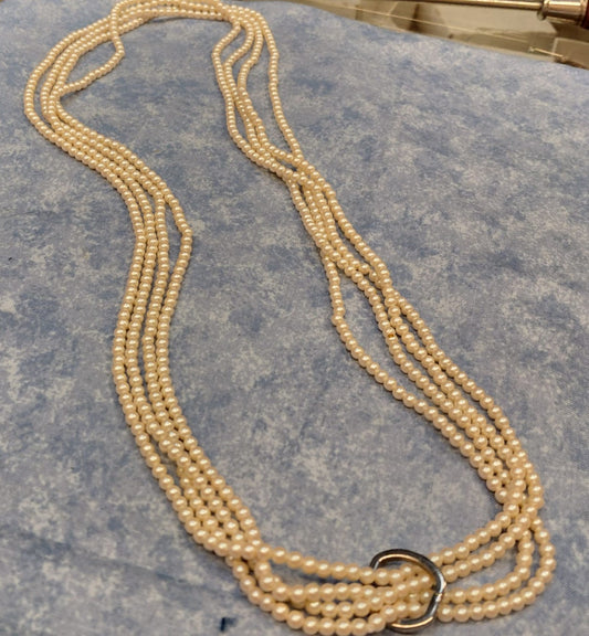 Elegante 4-lagige Perlenkette