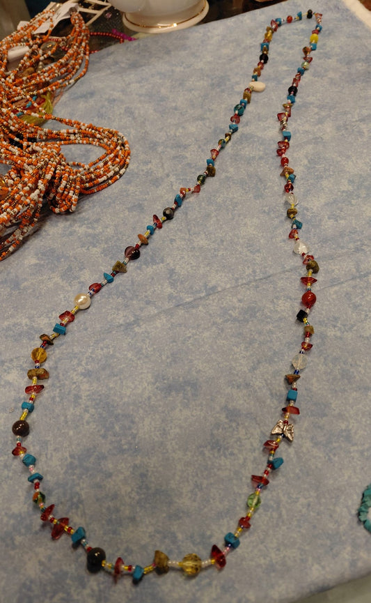 Lange bunte Halskette