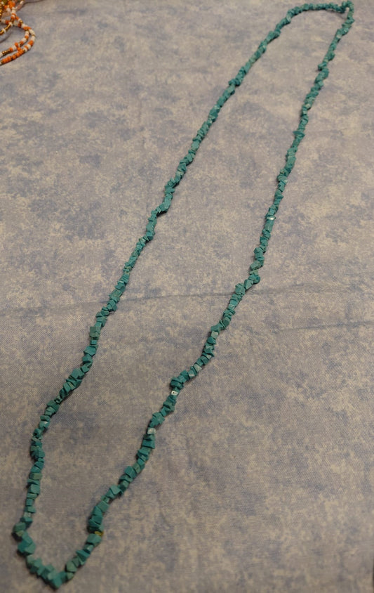 Lange hellblaue Halskette