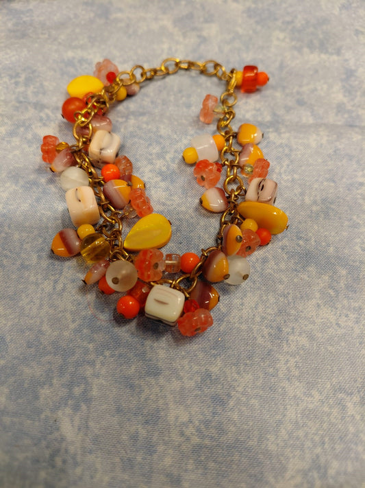 Jingle-Armband mit Orangetönen