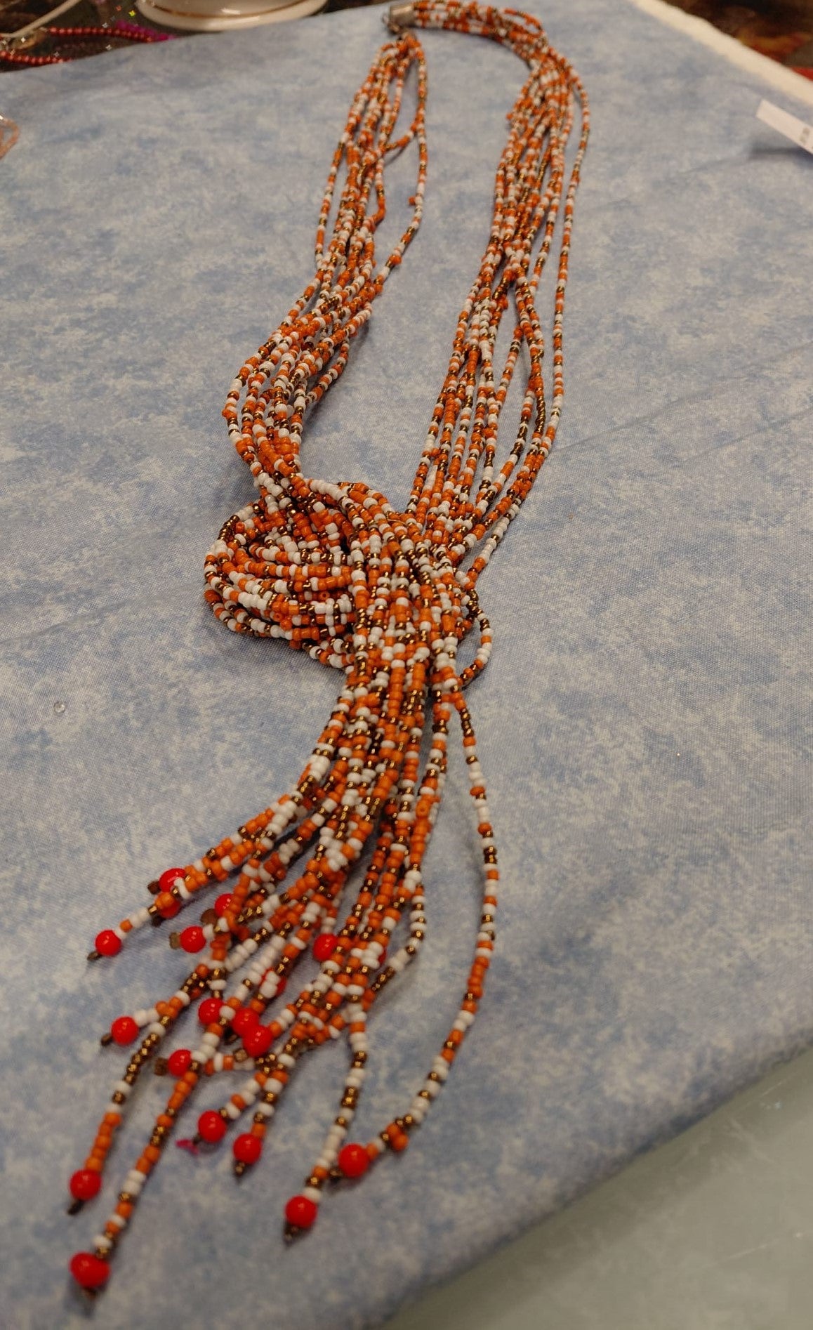 Bunte mehrreihige Halskette mit Knoten und Quasten