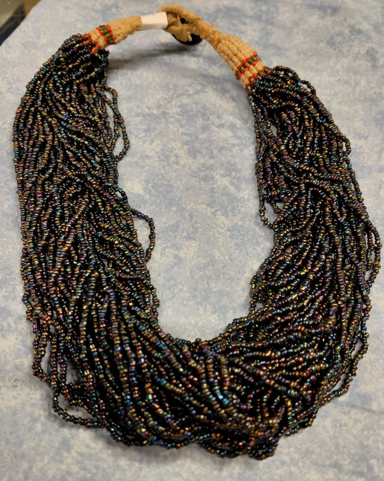 Dunkle mehrsträngige Halskette mit vielen Perlen