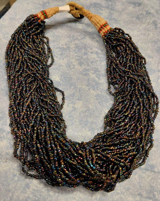 Dunkle mehrsträngige Halskette mit vielen Perlen