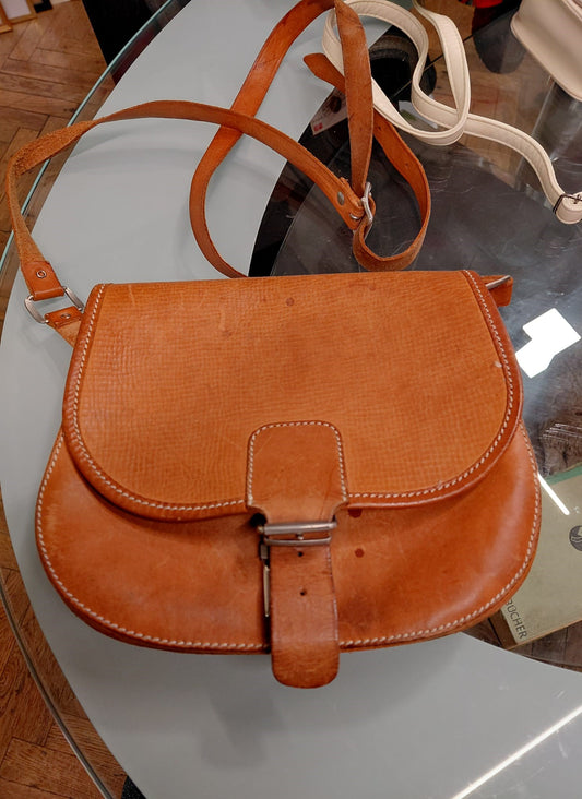 Gegerbte Vintage-Lederhandtasche aus Griechenland