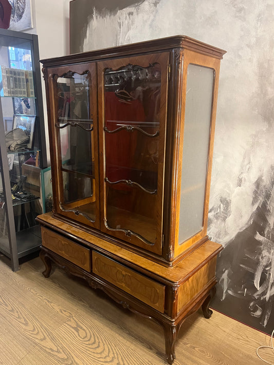 Antike Vitrine im Louis-XV-Stil – Nussholz mit Intarsien & Glasfront, um 1900