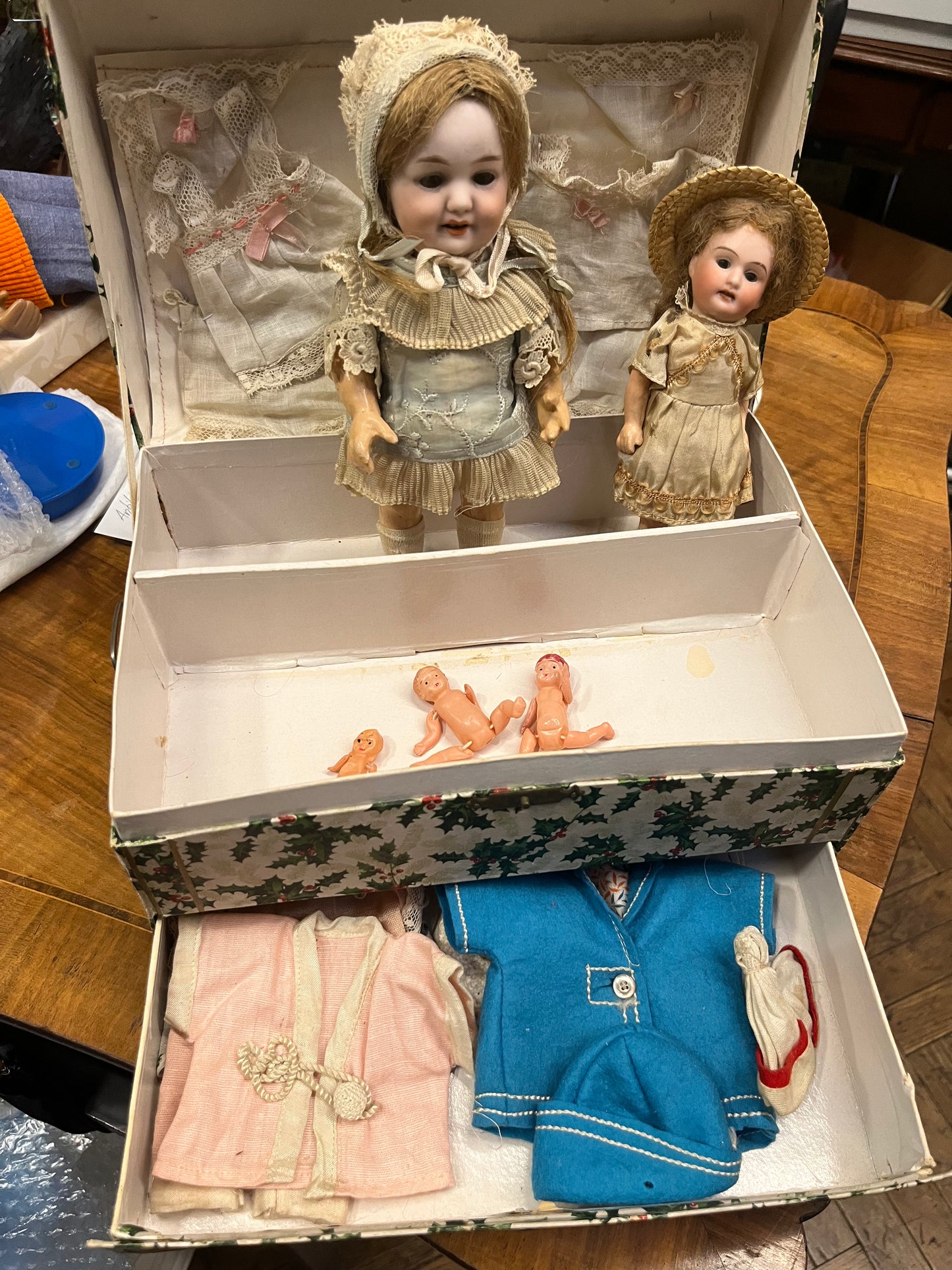 Armand Marseille Bisquitporzellan-Puppe mit Trousseau & kleine deutsche AM-Puppe – Vintage-Konvolut