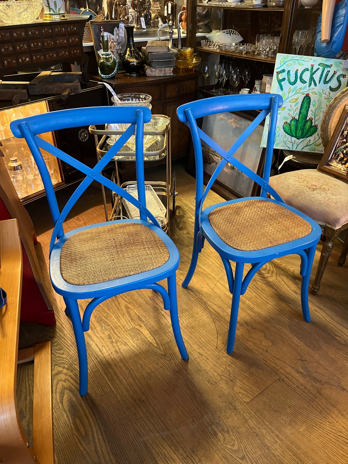 2 Vintage-Bistrostühle in Blau mit Geflechtsitz und Kreuzlehne