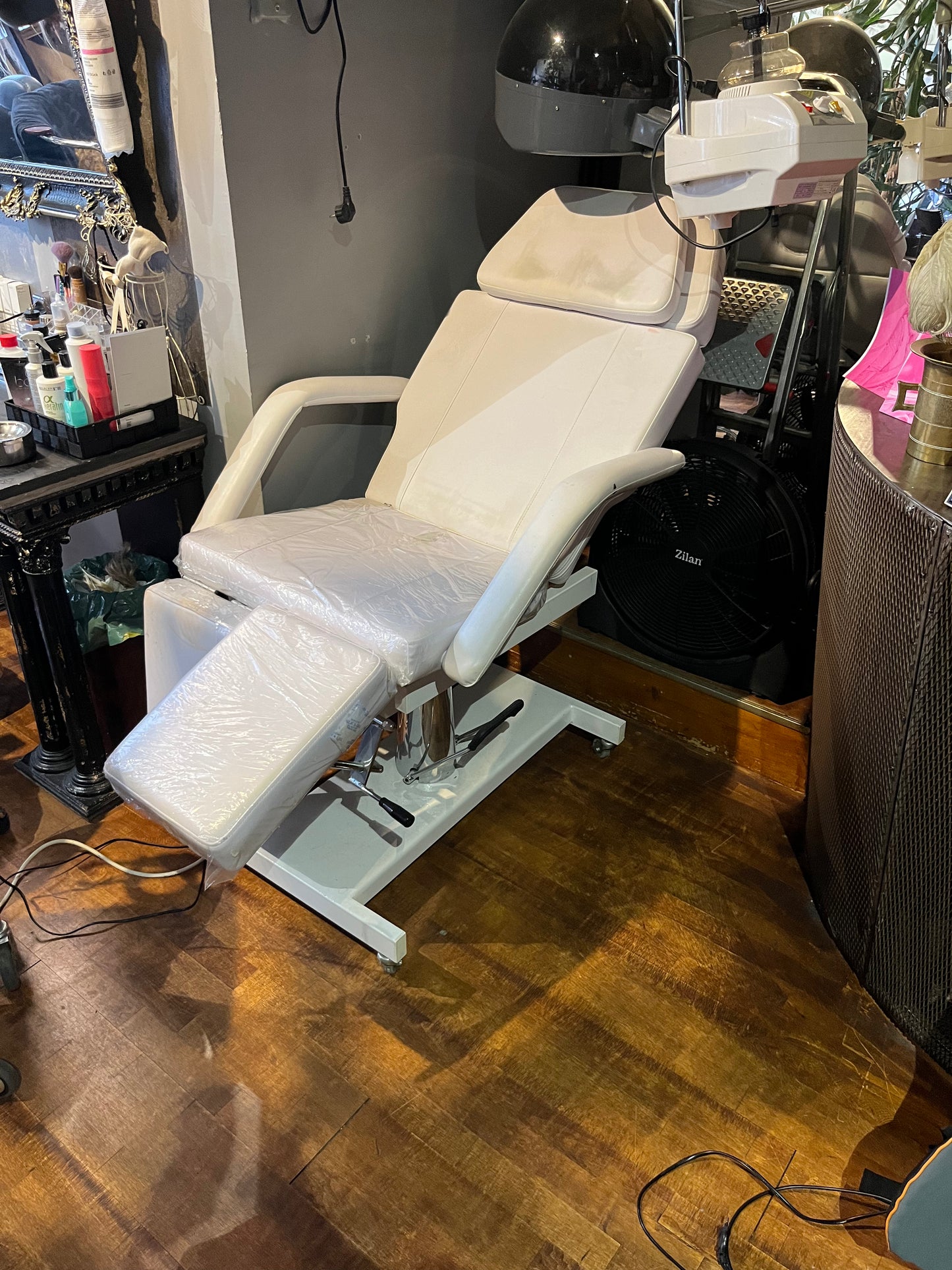 Vintage Beauty Saloon Chair