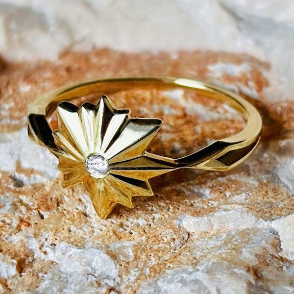 14 Karat / 585 Gold
ca. 0,03 Karat Diamant
Größe ca. 1,2 cm