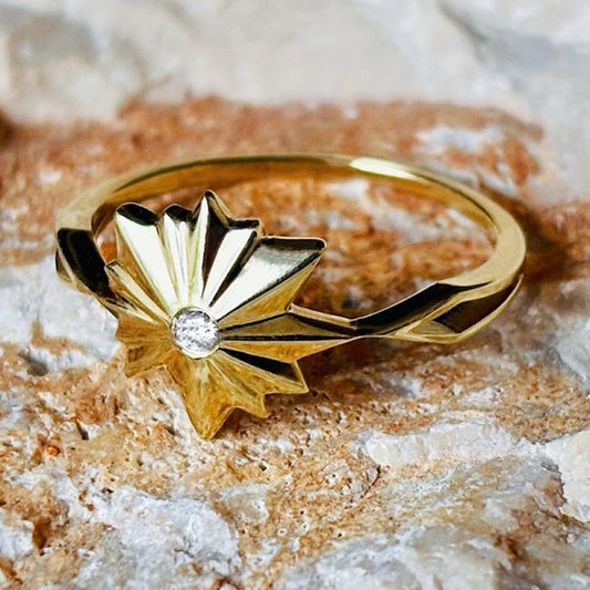 14 Karat / 585 Gold
ca. 0,03 Karat Diamant
Größe ca. 1,2 cm