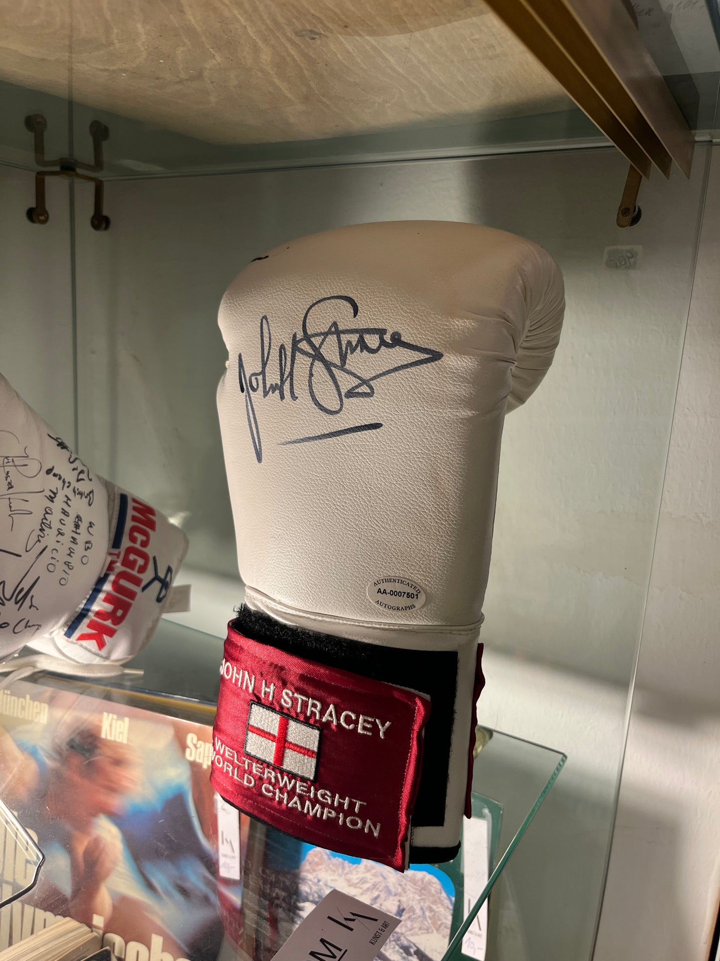 Original John H. Stracey Boxhandschuh signiert