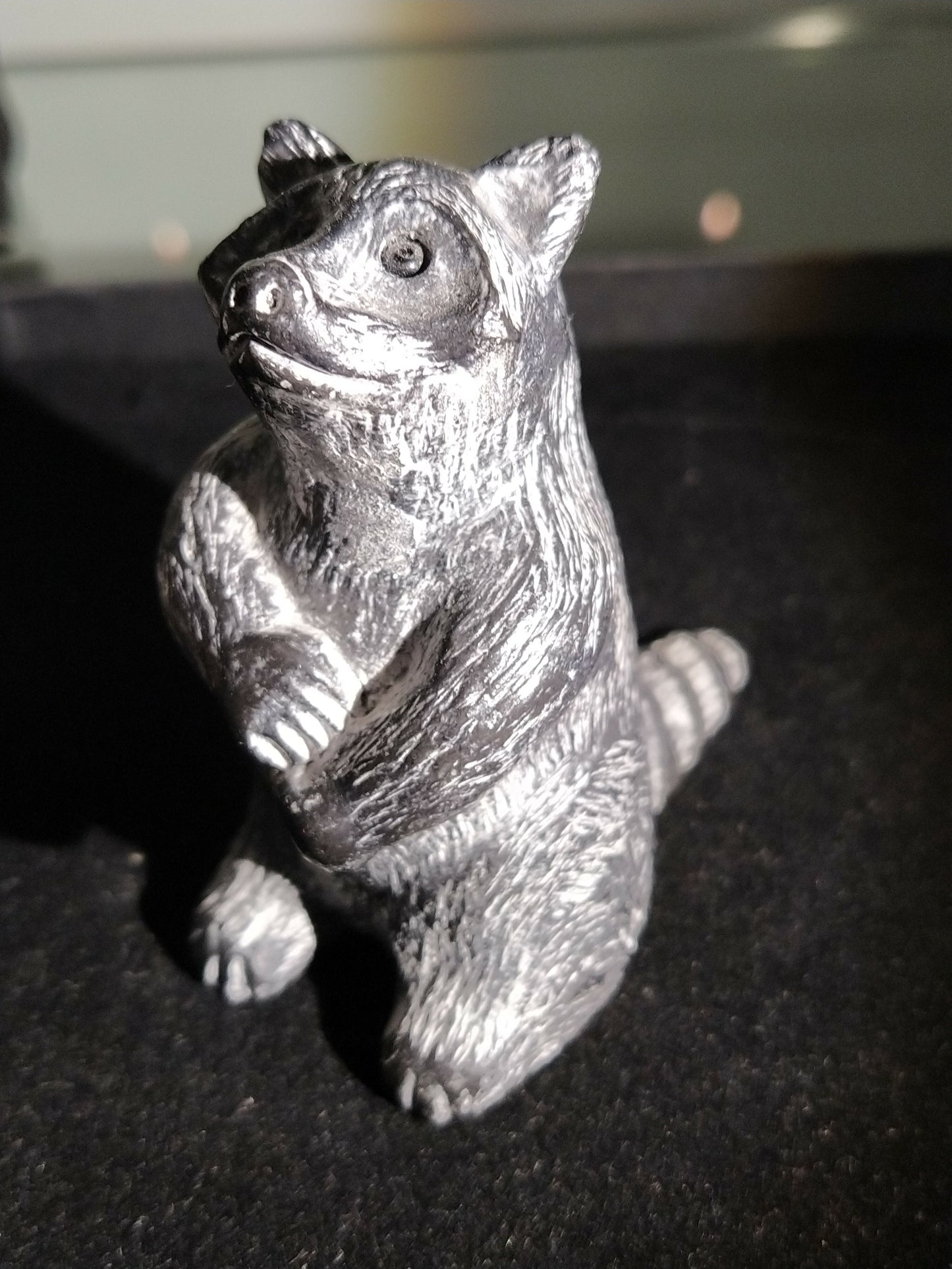 A Wolf Original : Handgeschnitzte Figur eines Waschbären aus Speckstein