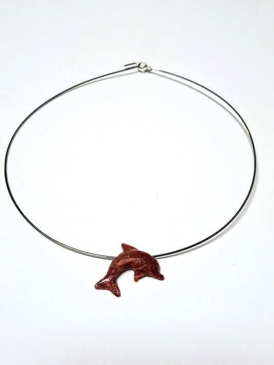 Halsband mit geschnitztem Delfin