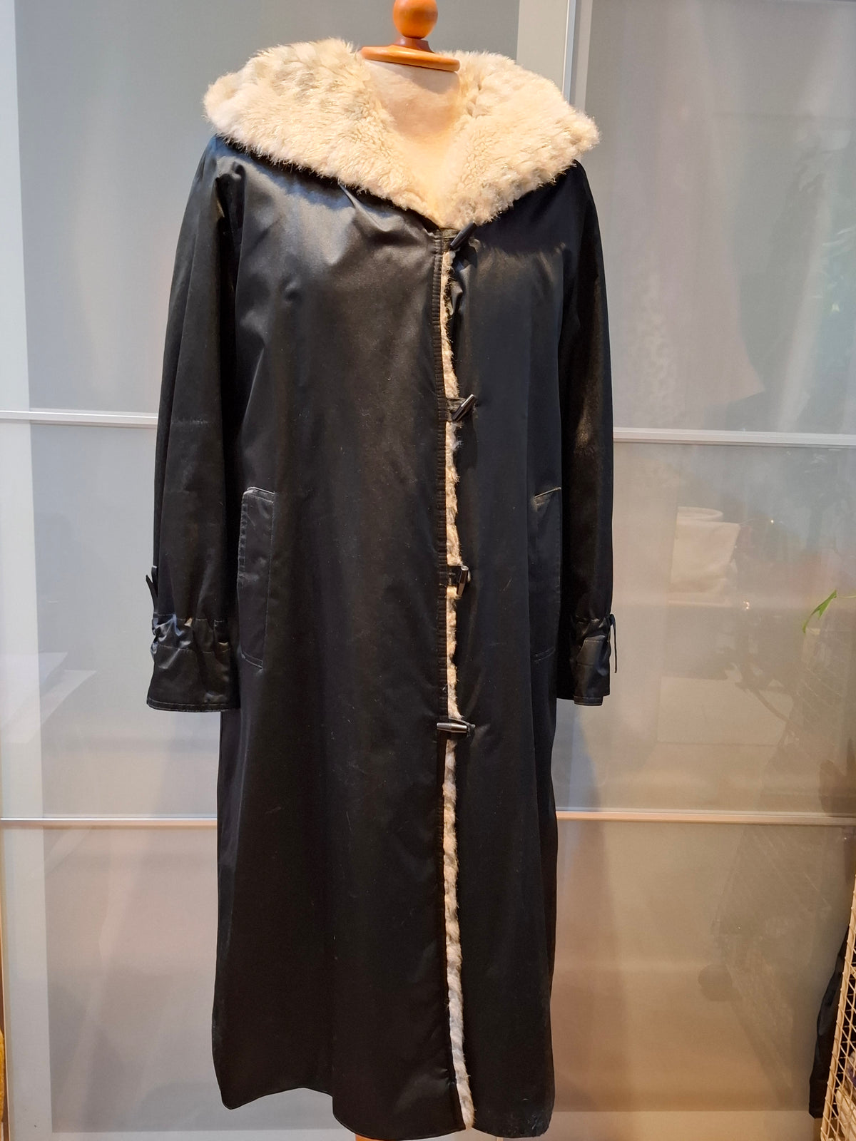 Vintage Maxi-Mantel 1970er – Schwarz Glänzend mit Kunstfellbesatz | Gr. M