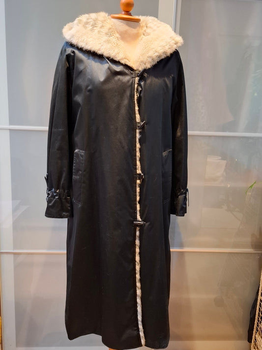 Vintage Maxi-Mantel 1970er – Schwarz Glänzend mit Kunstfellbesatz | Gr. M