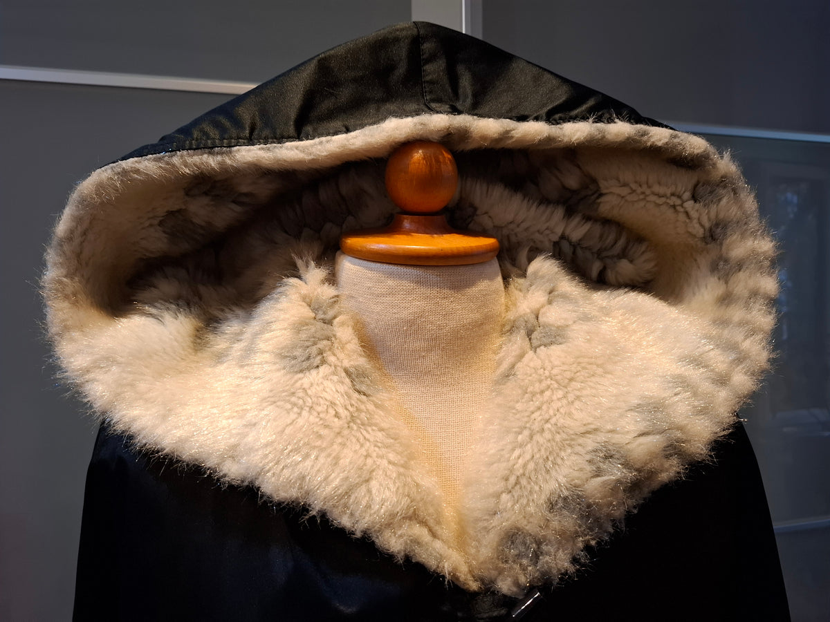 Vintage Maxi-Mantel 1970er – Schwarz Glänzend mit Kunstfellbesatz | Gr. M