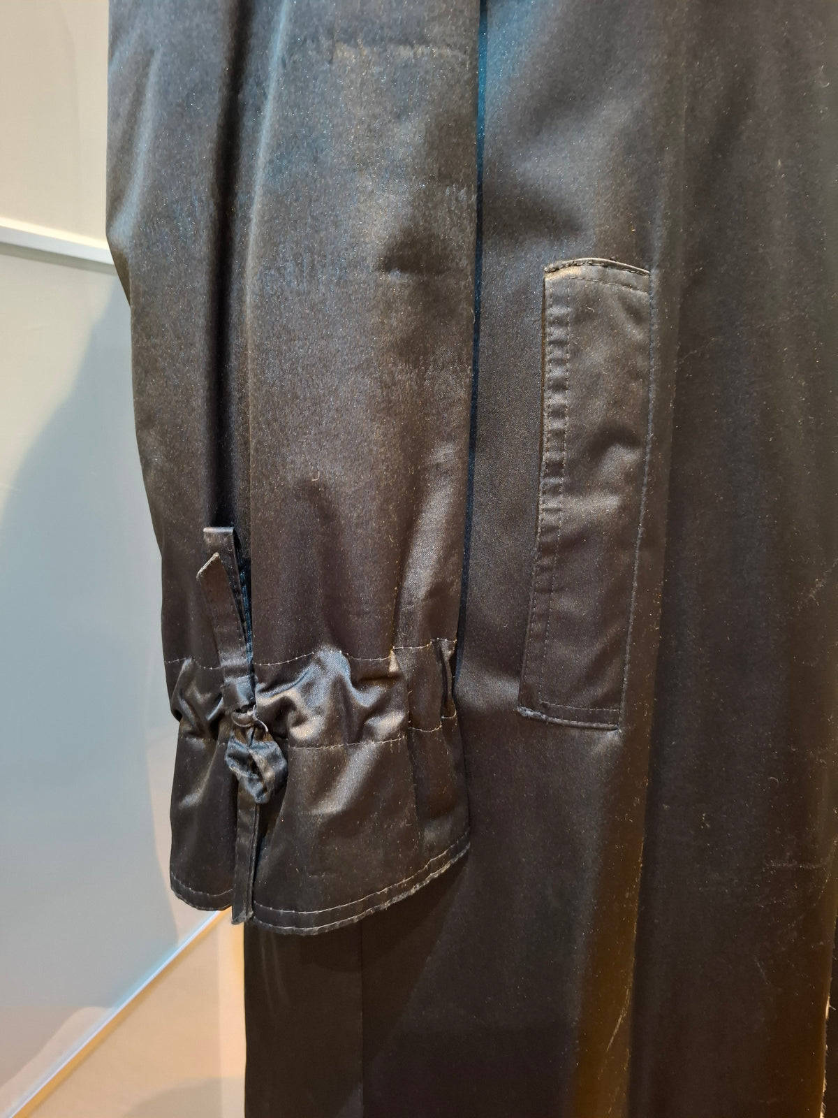 Vintage Maxi-Mantel 1970er – Schwarz Glänzend mit Kunstfellbesatz | Gr. M